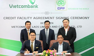 ​​​​​​​Vietcombank Lào ký hợp đồng tín dụng với Công ty C.P. LAOS 