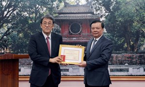 Bộ trưởng Đinh Tiến Dũng trao tặng Kỷ niệm chương cho Đại sứ Nhật Bản