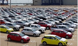 Lượng ô tô nhập khẩu về Việt Nam tiếp tục “lao dốc”