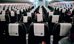 Tăng mạnh số chuyến bay trước 30/4, khách ngồi cách nhau 1 mét