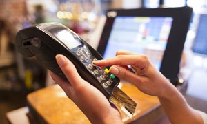 Các yếu tố nhân khẩu học ảnh hưởng đến hành vi sử dụng thẻ tín dụng trong giao dịch thương mại điện tử