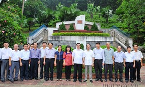Bộ trưởng Đinh Tiến Dũng thăm ATK Tân Trào và dâng hương tại Khu mộ liệt sỹ Phạm Văn Khang