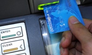 Để tránh bị hack thẻ trong khi rút tiền từ cây ATM