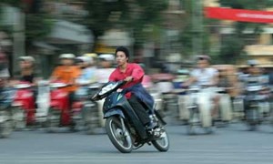 Chủ xe gắn máy cho người chưa đủ 16 tuổi mượn xe sẽ bị xử phạt thế nào?