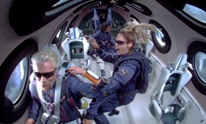 Tỷ phú Richard Branson bay lên rìa vũ trụ trên máy bay 