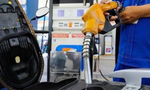 Đề xuất giảm thuế tiêu thụ đặc biệt với xăng và thuế giá trị gia tăng với xăng dầu