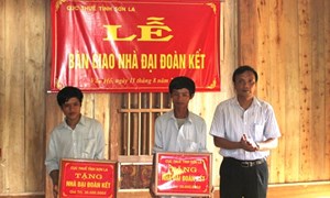 Cục Thuế tỉnh Sơn La tặng nhà Đại đoàn kết cho các hộ nghèo