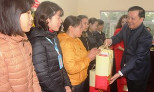 Bộ trưởng Đinh Tiến Dũng thăm và tặng quà thương, bệnh binh, người lao động tại Ninh Bình