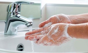 Tự làm nước rửa tay diệt khuẩn tại nhà