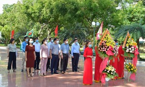 Bộ trưởng Bộ Tài chính Hồ Đức Phớc dâng hương tại Bảo tàng Quang Trung