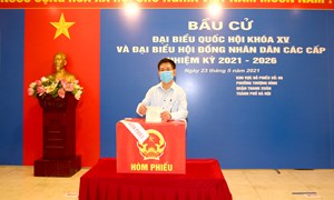 Bộ trưởng Hồ Đức Phớc bỏ phiếu bầu cử tại phường Thượng Đình, Thanh Xuân, Hà Nội