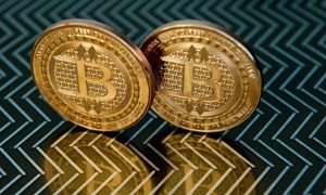  Bitcoin vượt 12.000 USD 