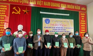 Tặng thẻ bảo hiểm y tế, sổ bảo hiểm xã hội, trao quà cho các hộ gia đình nghèo tại tỉnh Sơn La