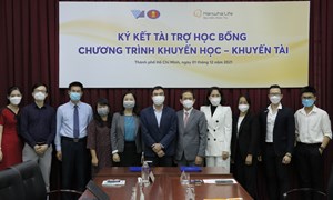  Hanwha Life Việt Nam trao tặng 225 triệu đồng vào Quỹ Khuyến học - Khuyến tài 
