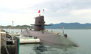 [Video] Tàu ngầm Nhật Bản cập cảng Cam Ranh, giao lưu với Vùng 4 Hải quân 