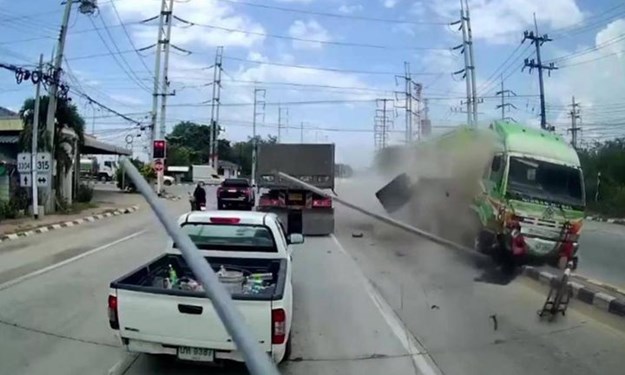 [Video] Cố tình vượt đèn đỏ, xe đầu kéo gây tai nạn kinh hoàng 