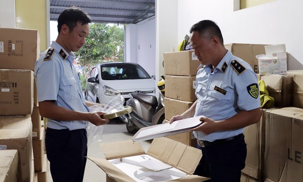 Thu giữ 10 tấn phụ tùng ô tô đã qua sử dụng tại Hưng Yên