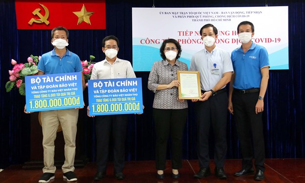 Bộ Tài chính tặng 6.000 túi quà an sinh cho người dân khó khăn tại TP. Hồ Chí Minh