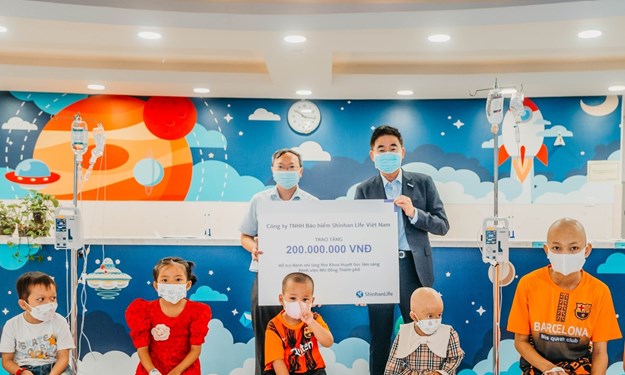 Shinhan Life Việt Nam tiếp tục đồng hành cùng bệnh nhi mắc bệnh ung thư máu