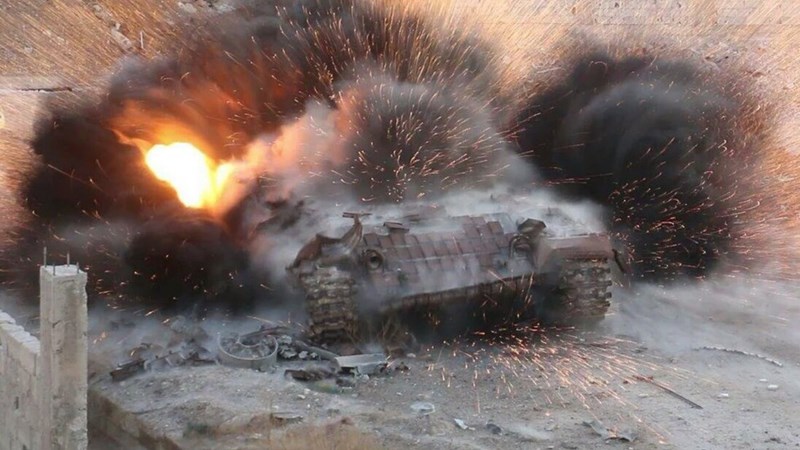 [Infographics] Phiến quân tấn công, xe tăng T-72AV Syria bị bắn nổ tung