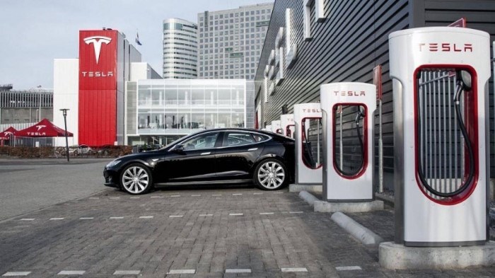  Tesla kiếm tỷ đô khi chia sẻ trạm sạc xe điện 