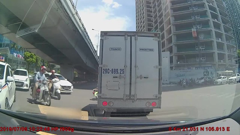 [Video] Chở con nhỏ bằng xe máy, người phụ nữ vẫn tạt đầu xe tải cực nguy hiểm 