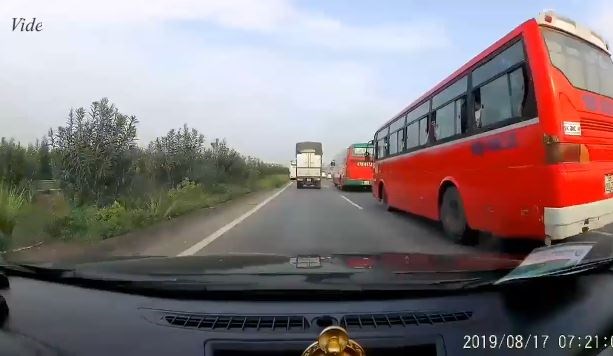 [Video] Nữ công nhân đột ngột băng qua cao tốc Hà Nội – Bắc Giang như 