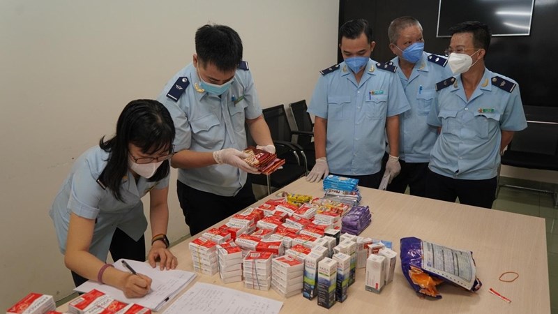 Hải quan TP. Hồ Chí Minh thu giữ 266 hộp thuốc điều trị COVID-19 nhập lậu