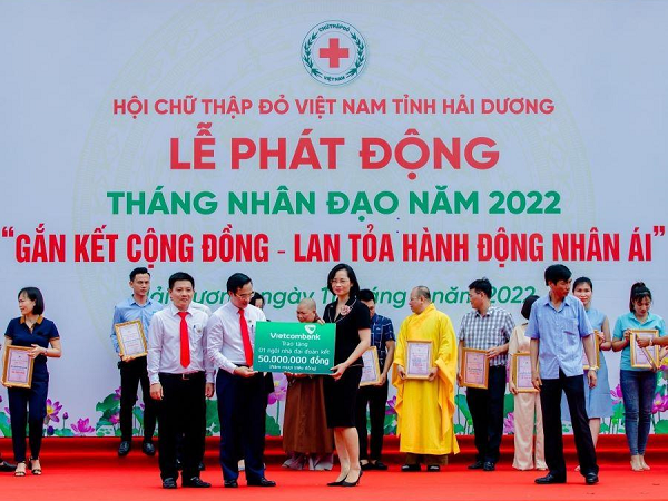 Vietcombank Hải Dương tham gia ủng hộ nhà đại đoàn kết 
