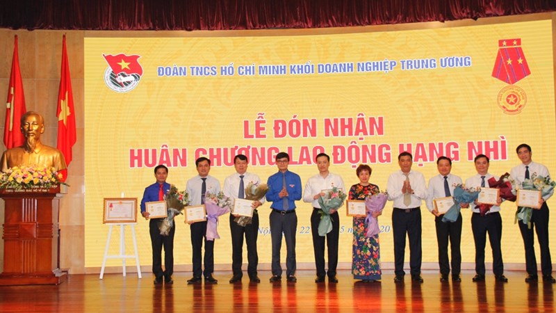 Lãnh đạo Vietcombank nhận Kỷ niệm chương “Vì thế hệ trẻ”