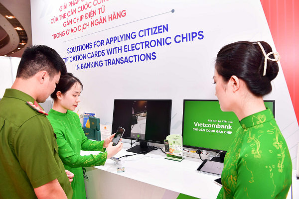 Vietcombank ứng dụng căn cước công dân gắn chip trong giao dịch 