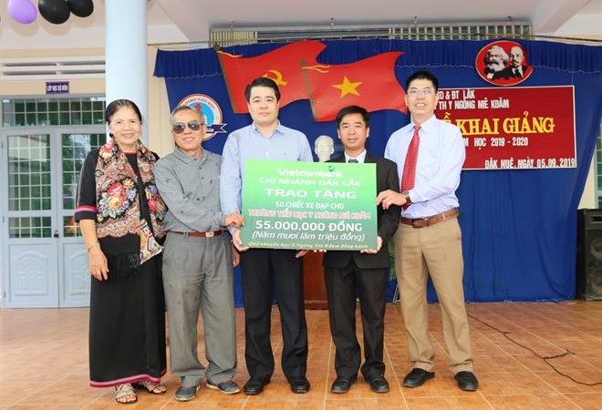Vietcombank Đắk Lắk tặng 50 xe đạp cho học sinh nghèo