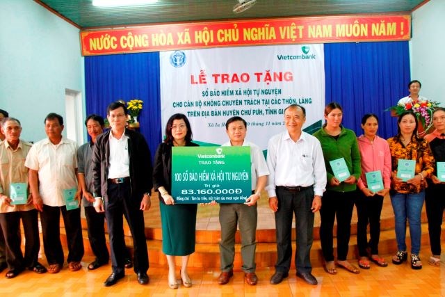Vietcombank Gia Lai tặng sổ BHXH cho cán bộ không chuyên trách thôn, làng 