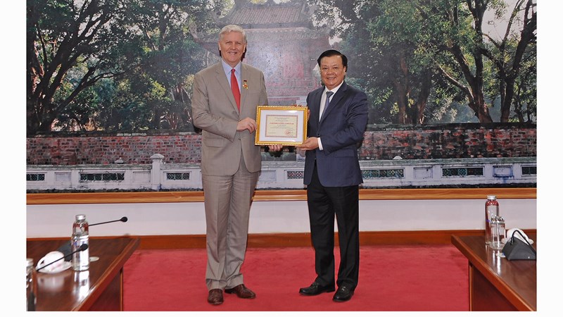 Bộ trưởng Đinh Tiến Dũng trao tặng Kỷ niệm chương ngành Tài chính cho Giám đốc ADB tại Việt Nam
