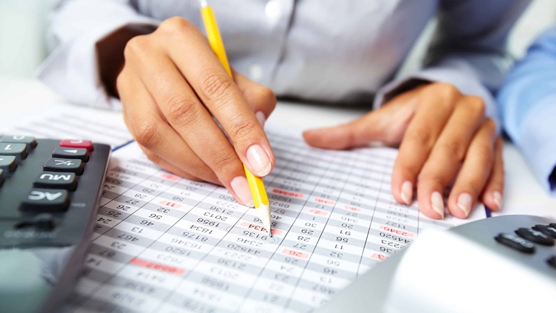 Các nhân tố tác động đến chất lượng báo cáo tài chính của doanh nghiệp niêm yết