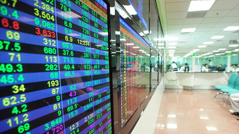 Cổ phiếu ngân hàng bứt phá, VN-Index vượt mốc 1.290 điểm
