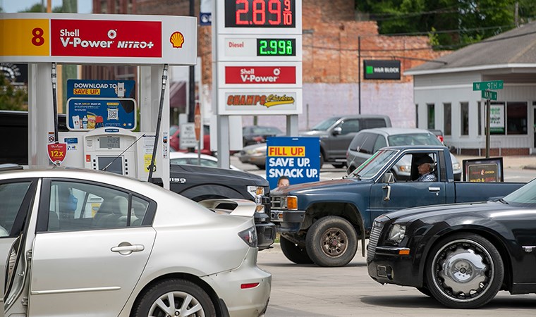 Giá dầu thô tiếp tục tăng, nhiều khu vực tại Hoa Kỳ thiếu hụt nhiên liệu