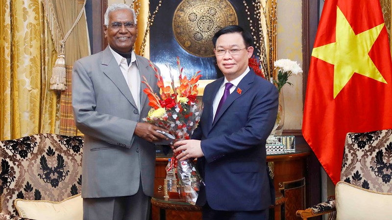Chủ tịch Quốc hội Vương Đình Huệ gặp Tổng Bí thư Đảng Cộng sản Ấn Độ và hội đàm với Chủ tịch Hạ viện