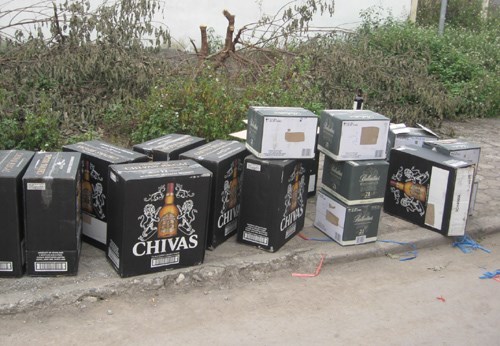  Khen thưởng nóng thành tích bắt 150 thùng rượu Chivas lậu
