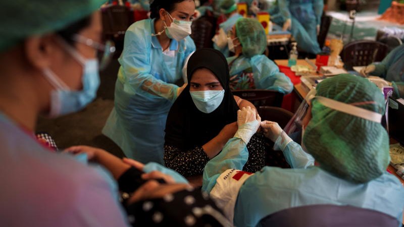 Thái Lan dành vaccine ngừa COVID-19 chuẩn bị đón lao động nước ngoài trở lại