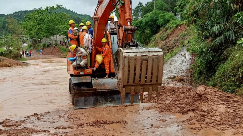 EVNNPC nỗ lực khắc phục sự cố lưới điện do mưa giông, lũ lụt tại các tỉnh miền núi phía Bắc
