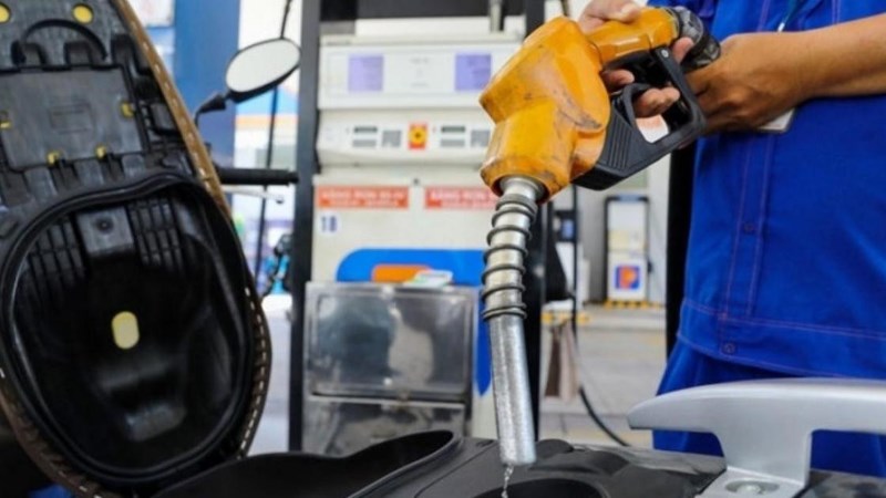 Đề xuất giảm thuế tiêu thụ đặc biệt với xăng và thuế giá trị gia tăng với xăng dầu