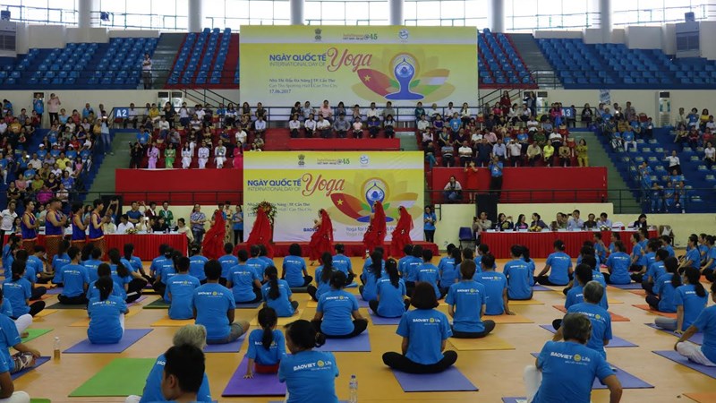 Gần 3.000 người đồng diễn Yoga tại 3 tỉnh thành kỉ niệm ngày Quốc tế Yoga 2017