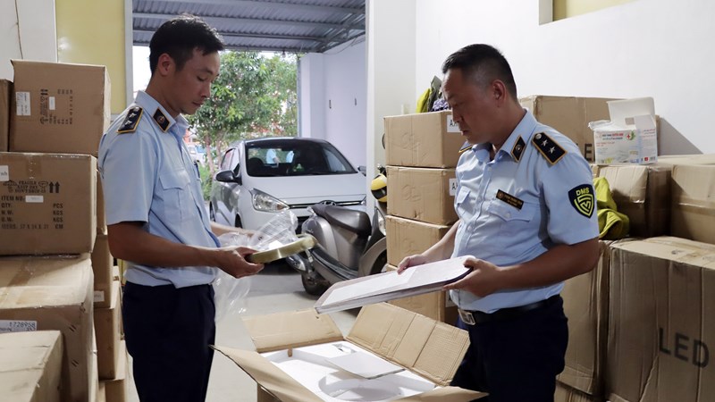Thu giữ 10 tấn phụ tùng ô tô đã qua sử dụng tại Hưng Yên