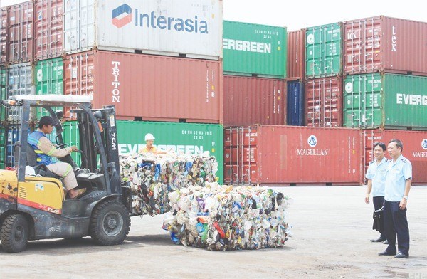 Hải quan Hải Phòng ngăn chặn 130 container rác đổ vào Việt Nam