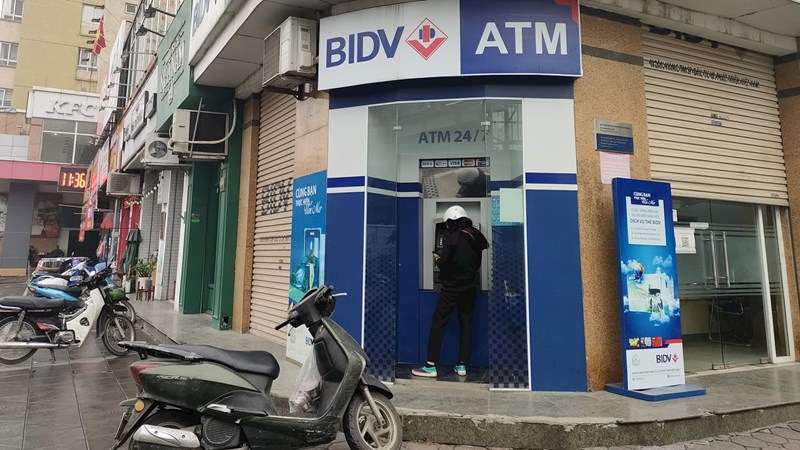 Tết Nhâm Dần sẽ không còn cảnh xếp hàng dài để rút tiền tại các cây ATM