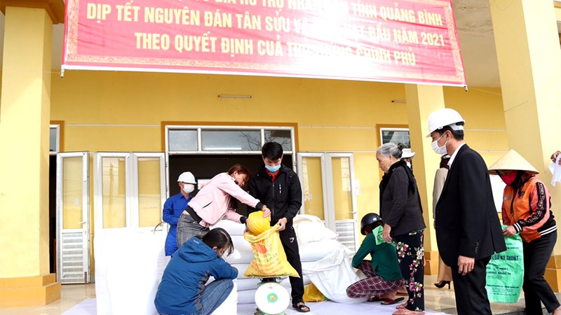 Khẩn trương xuất cấp gạo hỗ trợ người dân trong dịp Tết Nguyên đán Tân Sửu 2021 