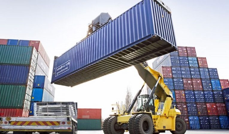 4 tháng, tổng trị giá xuất nhập khẩu hàng hoá đạt 242,43 tỷ USD