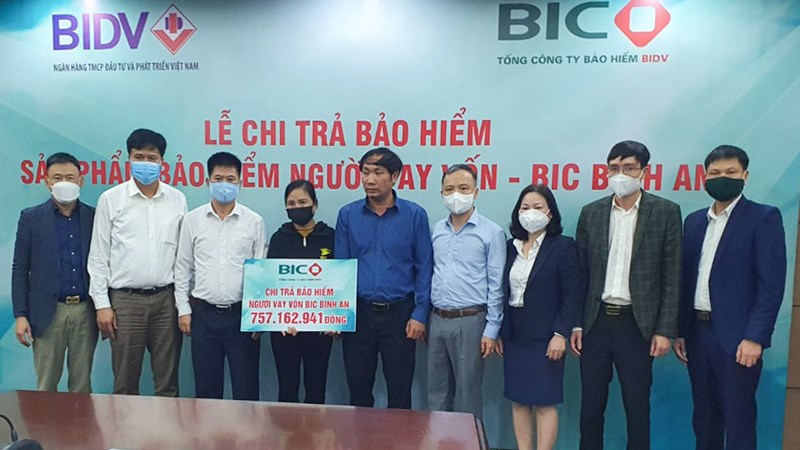 BIC trao hơn 750 triệu đồng quyền lợi bảo hiểm cho khách hàng vay vốn tại Nghệ An