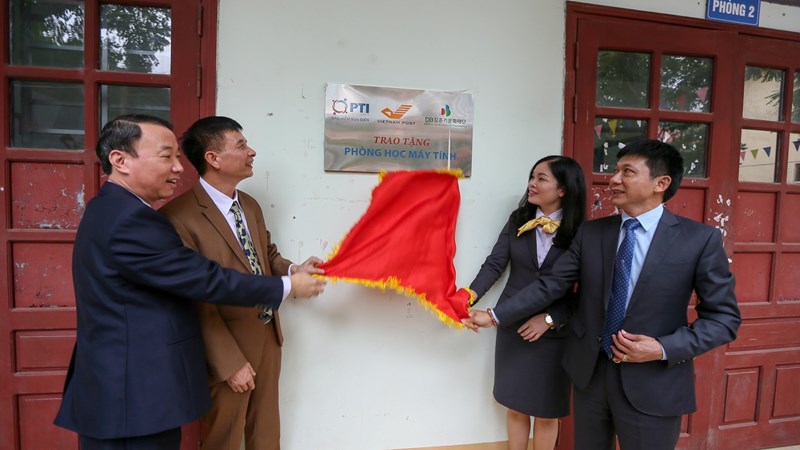 PTI và Bưu điện tỉnh Lạng Sơn trao tặng phòng máy tính cho trường THPT Việt Bắc